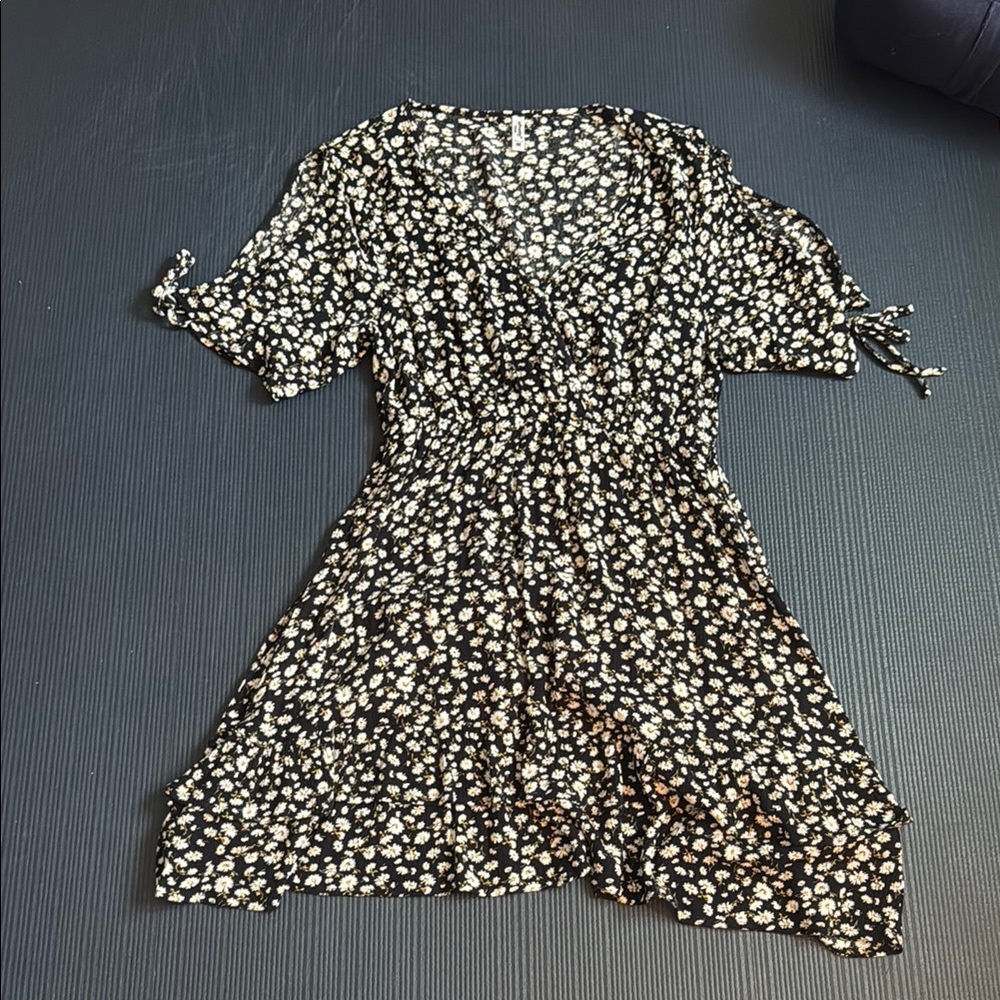 ePretty Black Daisy Print V-Neck Flutter Sleeve Mini Dress